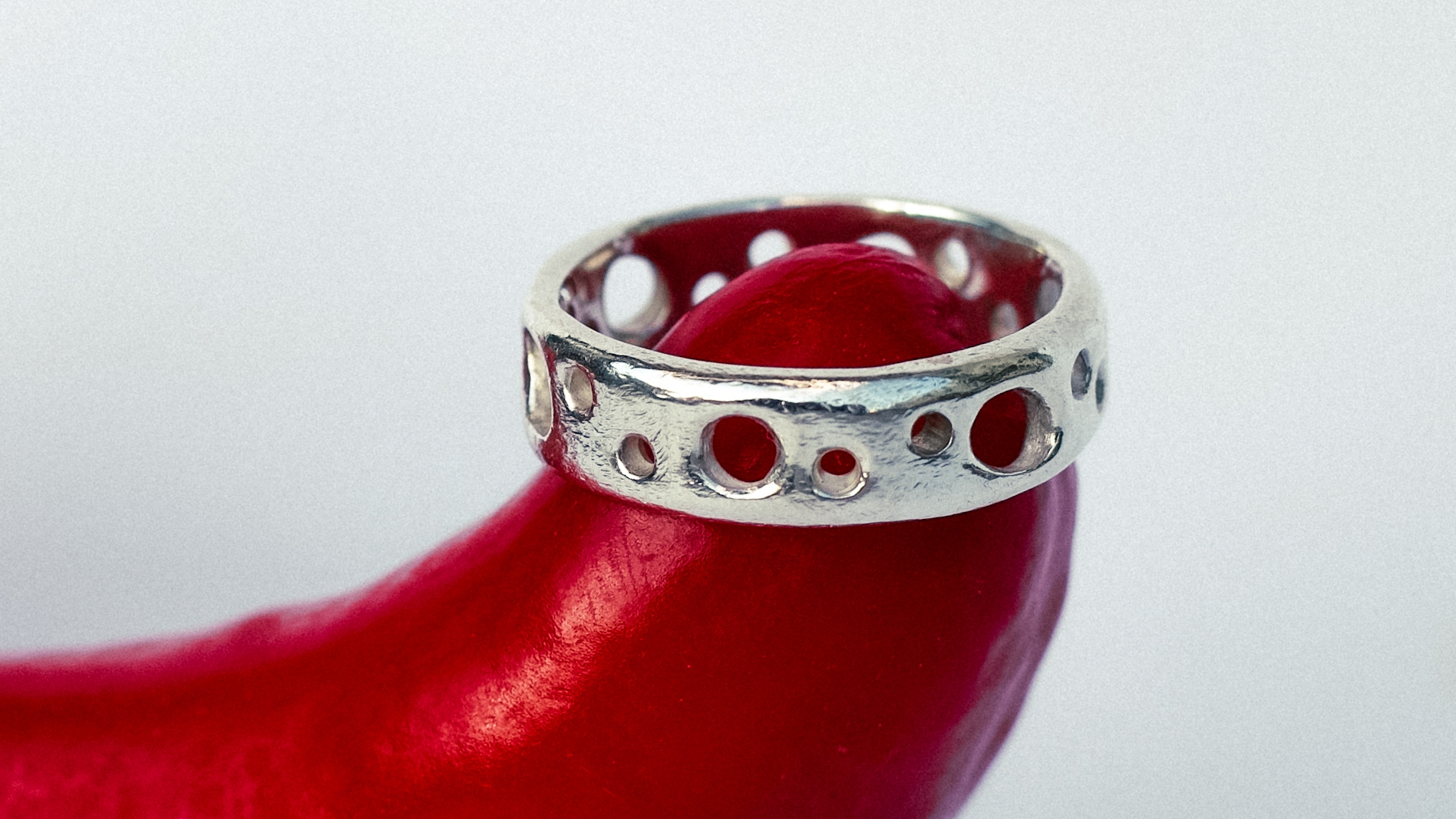 ring-mit-loecher-portrair.JPG
